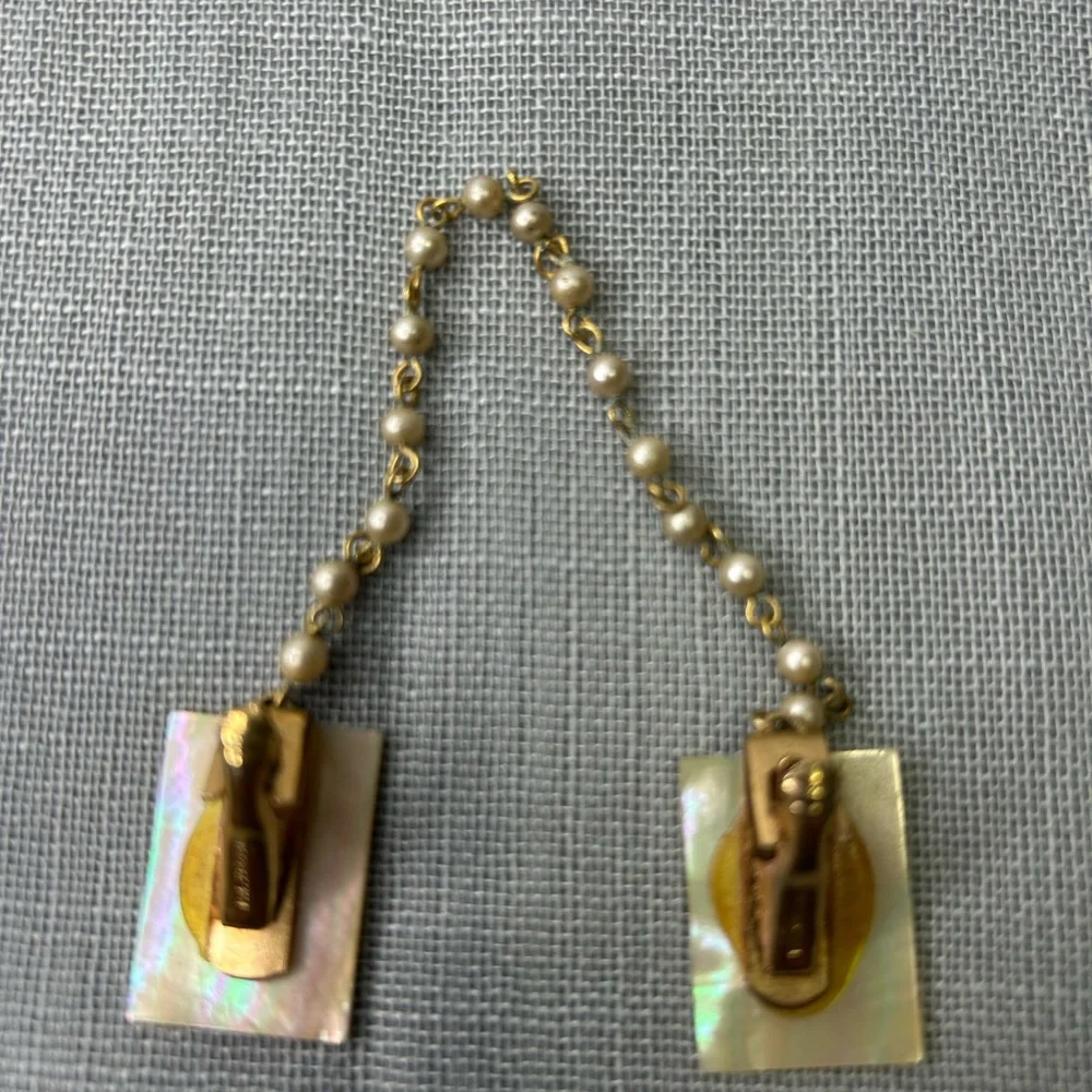 Vintage Gold Tone MOP faux pearl beaded classic retro Sweater Clip - Picture 4 of 5